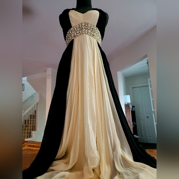 Vintage halter gown cream and black crepe hand beaded bust panel - Picture 5 of 6
